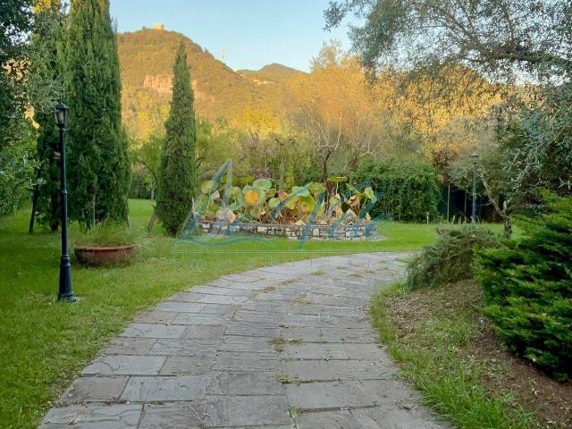 Casa indipendente con giardino a Montignoso