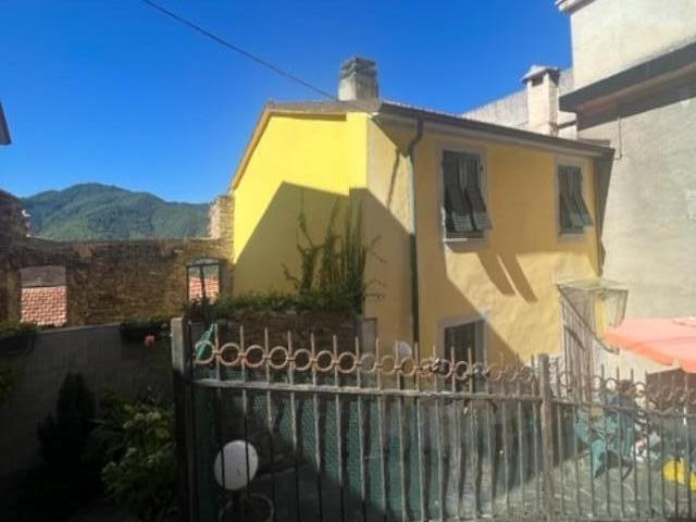Casa indipendente con giardino a Ortonovo