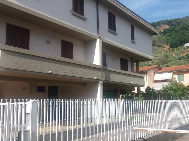 Casa indipendente con giardino a Pescia
