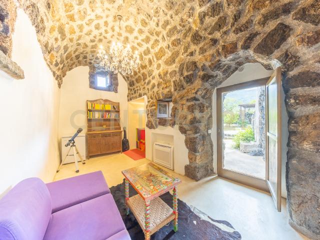 Casa indipendente con giardino in 91017 pantelleria tp, Pantelleria