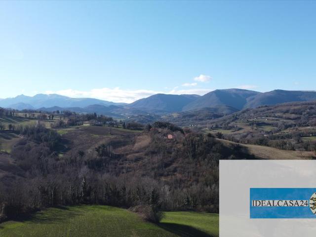 Casa indipendente con giardino in camporotondo di fiastrone c.da colvenale n. 7, Camporotondo di Fiastrone