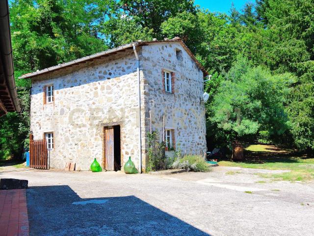Casa indipendente con giardino in frazione colognora, Pescaglia
