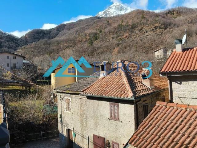 Casa indipendente con giardino in frazione migliarelli, Montegallo