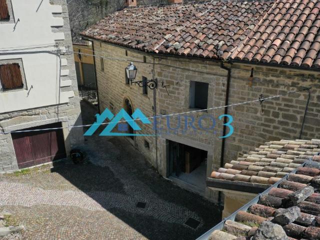 Casa indipendente con giardino in frazione piano, Montegallo