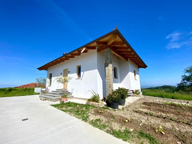 Casa indipendente con giardino in località coste baraccone 5, Serravalle Langhe
