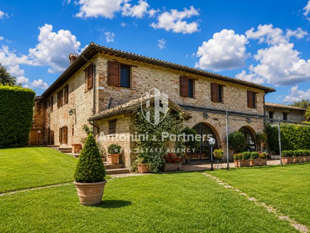 Casa indipendente con giardino in località turri, Montefalco