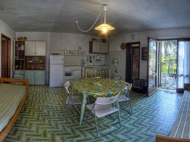 Casa indipendente con giardino in magazzini, Portoferraio