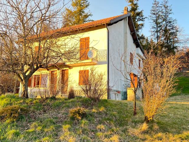 Casa indipendente con giardino in sp49 62, Sassello