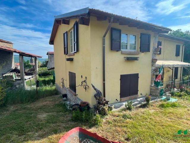 Casa indipendente con giardino in strada provinciale carobbio, Tizzano Val Parma
