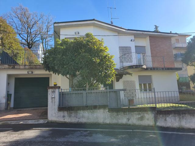 Casa indipendente con giardino in via marconi 60, Fornovo di Taro