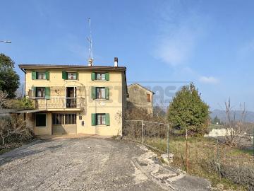 Casa indipendente con giardino in via capitello 58, Brogliano