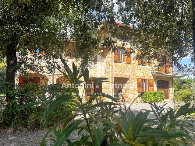 Casa indipendente con giardino in via dei partigiani, Castiglione del Lago