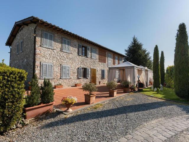 Casa indipendente con giardino in via delle ville, Lucca