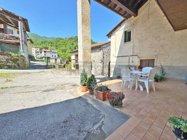 Casa indipendente con giardino in via piana di la di sopra 11, Valdagno