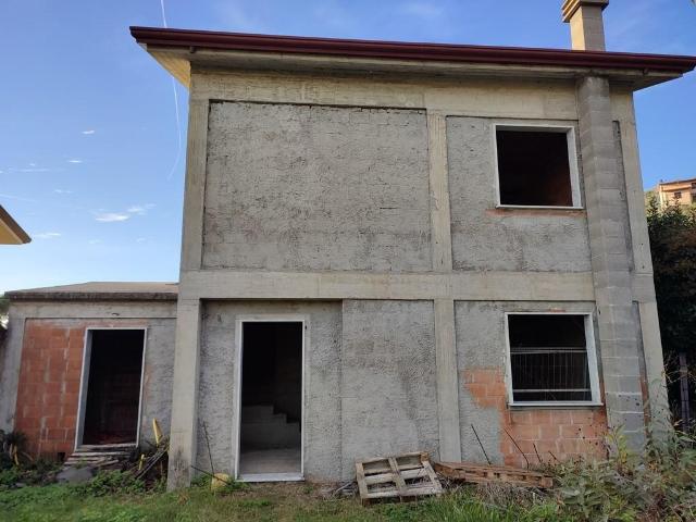 Casa indipendente con giardino, Ortonovo isola