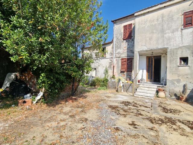 Casa indipendente con giardino, Ortonovo isola