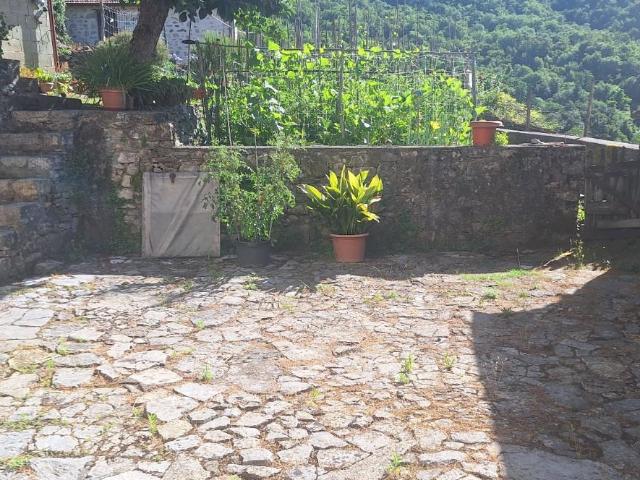Casa indipendente con giardino, Pescaglia vetriano