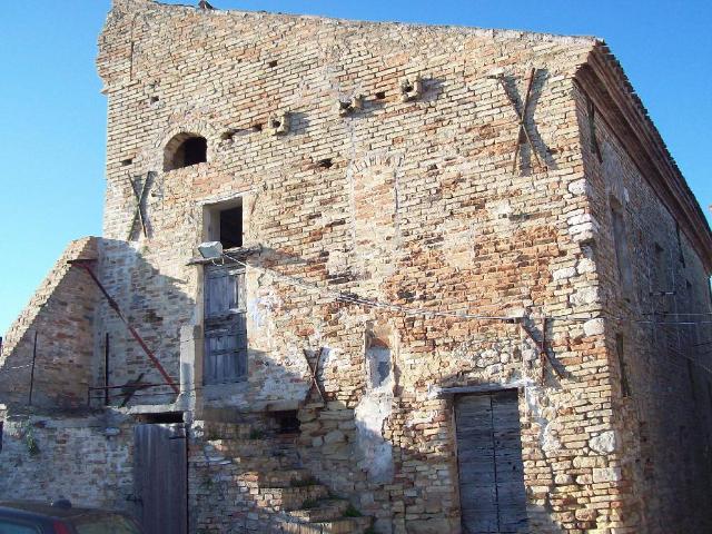 Casa indipendente con giardino in via castello, Cupra Marittima