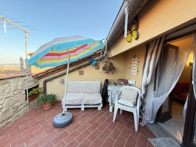 Casa indipendente con terrazzo a Chianni