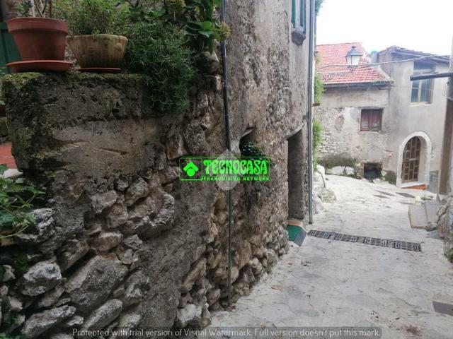 Casa indipendente con terrazzo in via concezione, Mercogliano