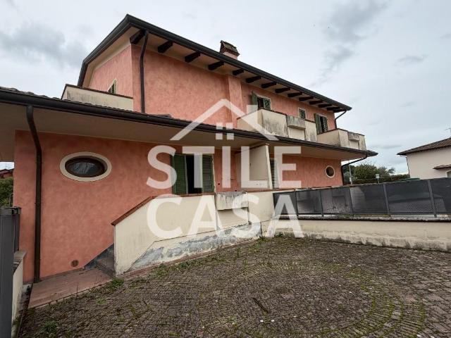 Casa indipendente con terrazzi a Fucecchio