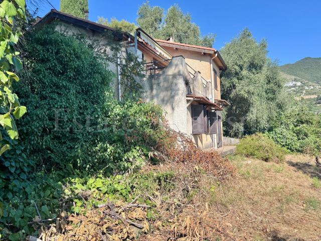 Casa indipendente con terreno di 6.000 mq e vista mare in ve. 146m² Sanremo