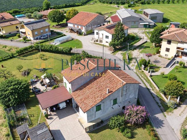 Casa indipendente con terreno in vendita a Valeggio sul Mincio, Generica