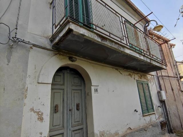 Casa indipendente da ristrutturare in vico luvara', Taurianova