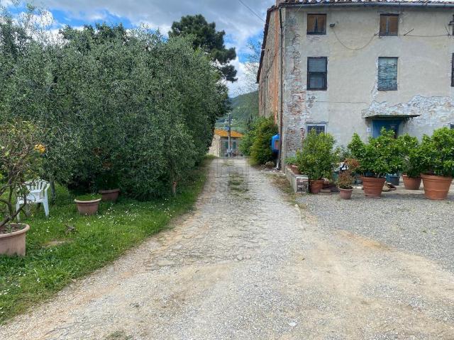 Casa indipendente da ristrutturare in via per fubbiano, Lucca