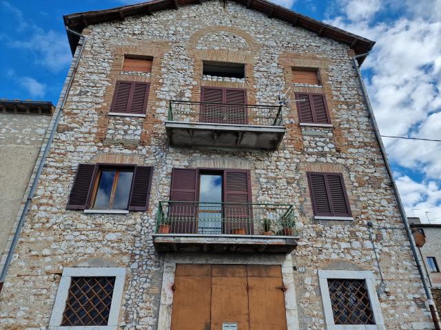 Casa indipendente da ristrutturare in viale regina margherita, Lugnano in Teverina
