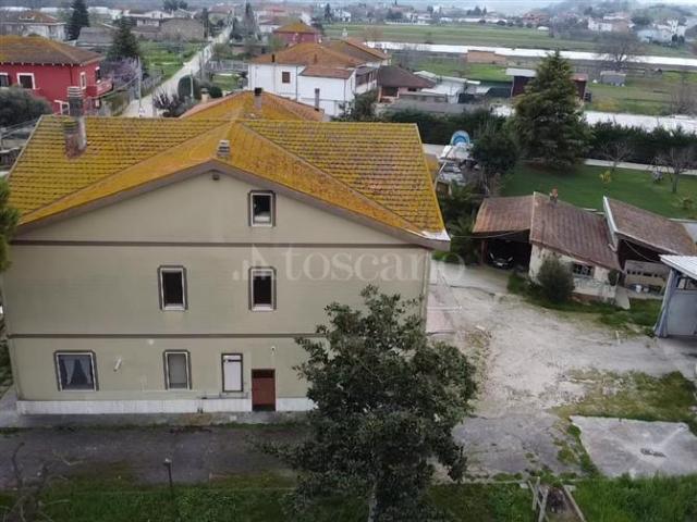 Casa Indipendente di 534 mq a Collecorvino