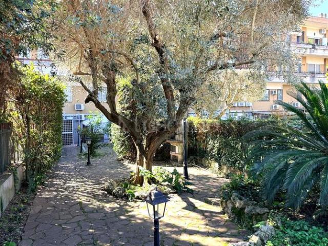 Casa Indipendente di 130 mq a Eur, Torrino, Tintoretto Roma