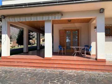 Casa indipendente di 200 m² con 5 locali e box aut