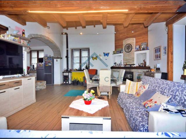 Casa indipendente in vendita a Cocquio Trevisago VA