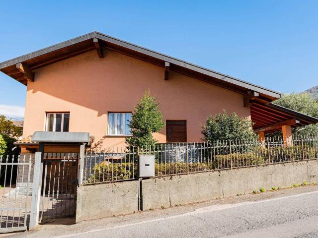 Casa indipendente in vendita a Colico LC