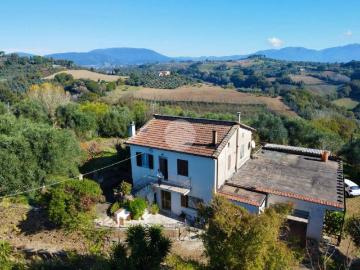 Casa indipendente in vendita a Collevecchio RI