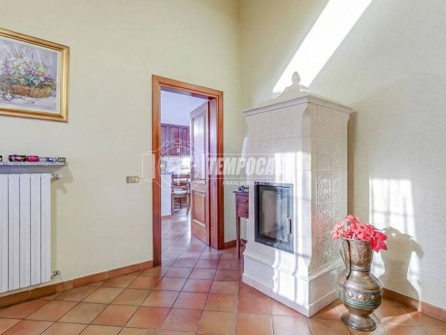 Casa indipendente in vendita a Comabbio
