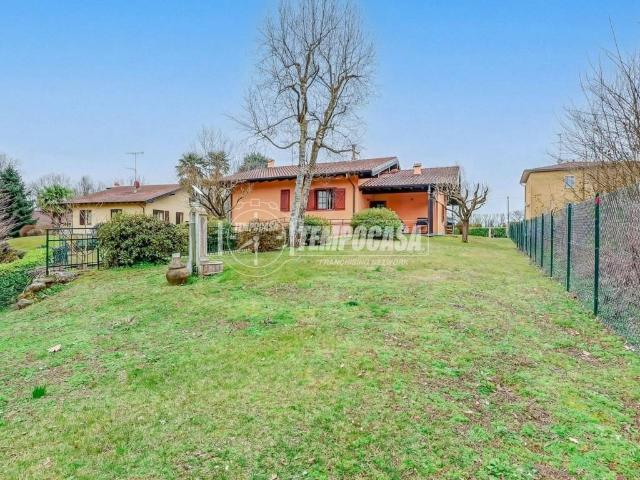 Villa in vendita a Comabbio VA