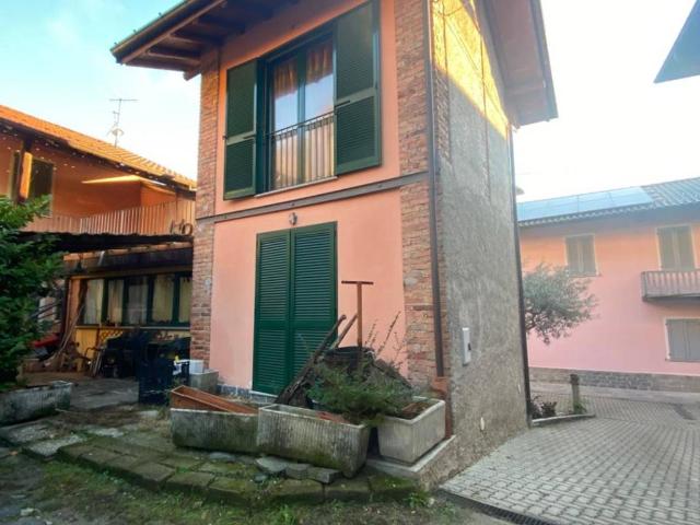 Casa indipendente in vendita a Comabbio VA