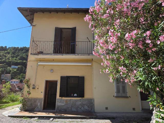 Casa indipendente in vendita a Comabbio VA