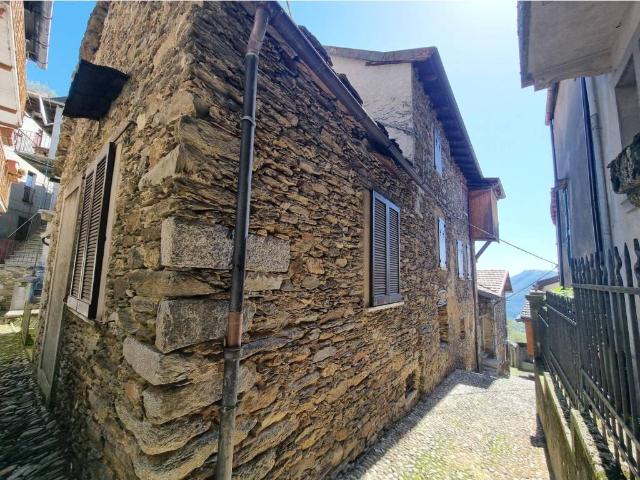 Casa indipendente in vendita a Cossogno VB