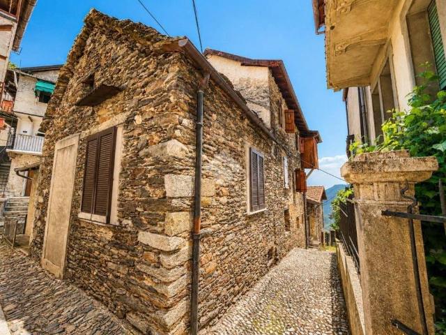 Casa indipendente in vendita a Cossogno VB
