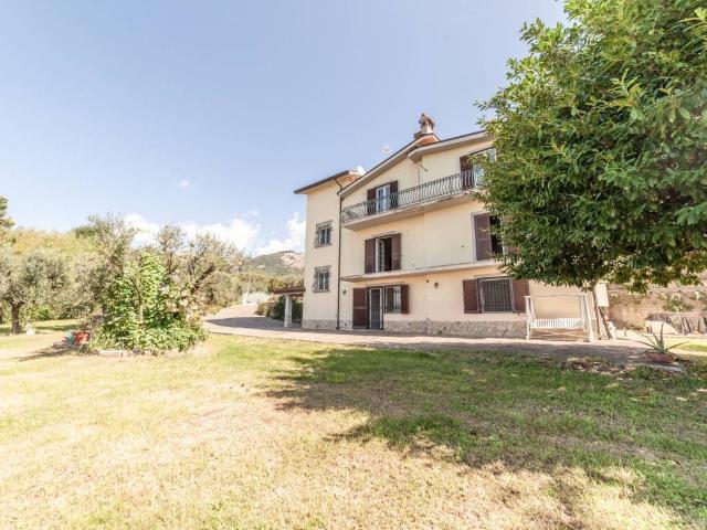 Casa indipendente in vendita a Cave RM