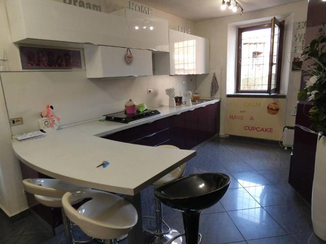Casa indipendente in vendita a Cadegliano Viconago VA
