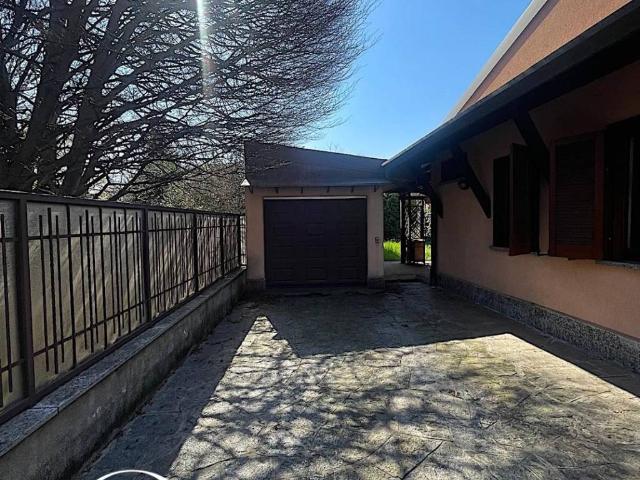 Casa indipendente in vendita a Cairate VA