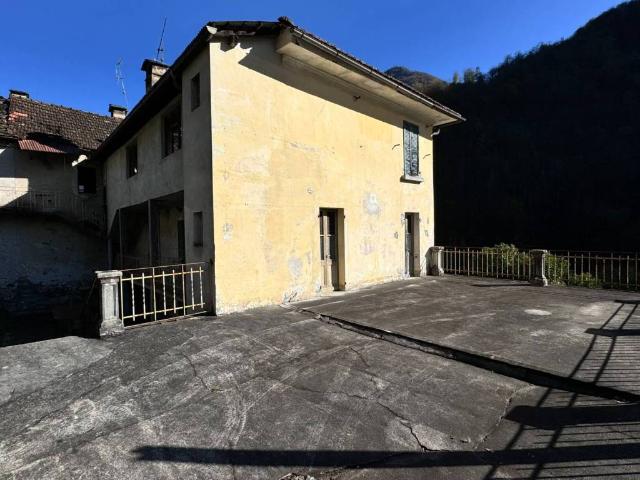 Casa indipendente in vendita a Calasca Castiglione VB