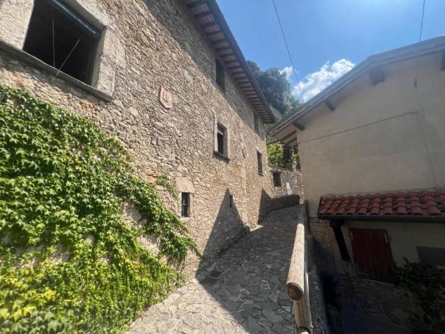 Casa indipendente in vendita a Camaiore LU