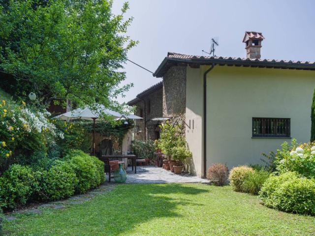 Casa indipendente in vendita a Camaiore LU