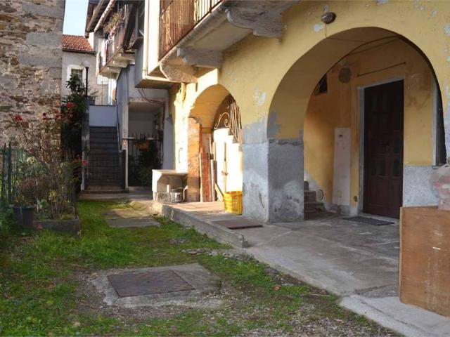 Casa indipendente in vendita a Cambiasca VB