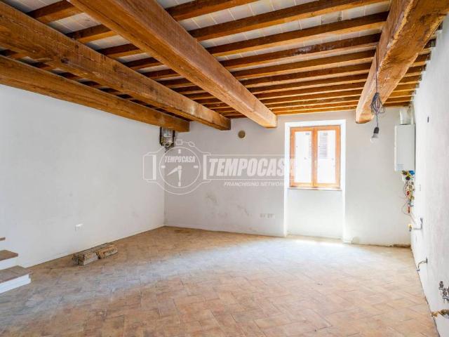 Casa indipendente in vendita a Camerino MC